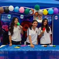 Alumnos en laboratorio de ciencias