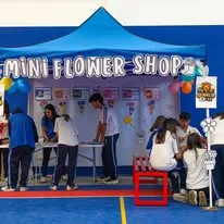 Alumnas en stand escolar